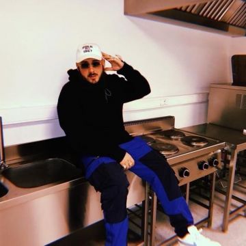 The tracksuit bottoms worn by Caballero on his account Instagram @Caballerobxl