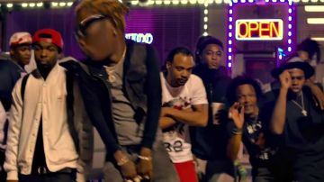 Sudadera con capucha de mezclilla de Young Thug en su video musical With That con Duke