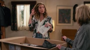 Vert Floral Kimono porté par Alexis Rose (Annie Murphy) dans Schitt s Creek (S05E04)