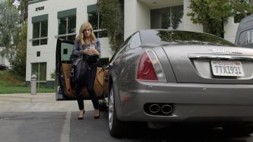Tote negro usado por Debra Newell (Connie Britton) en Dirty John S01E06