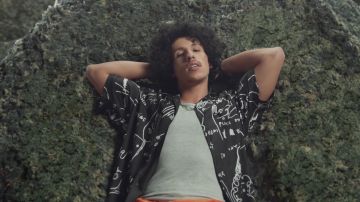 La camisa negra estampada de Rilès en su video musical de marihuana