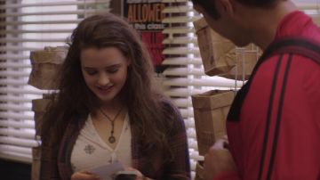 Collier porté par Hannah Baker (Katherine Langford) comme on le voit dans les 13 Raisons pour lesquelles S01E07