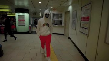 Le pantalon orange de Kekra dans son clip Rap de Zulu