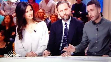 Le pull porté par Lilia Hassaine dans l'émission Quotidien du 22/02