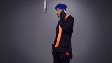 La chaqueta negra de Crush en el vídeo A colors Show