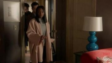 Rose Nude Manteau porté par Michaela Pratt (Aja Naomi King) dans la Façon de s'en tirer avec Assassiner S03E10