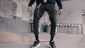 Pantalon noir porté par Scarlxrd dans sa TÊTE GXNE. la musique de la vidéo