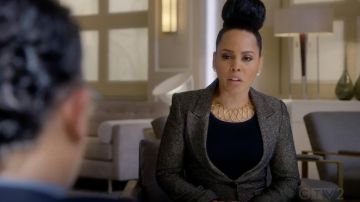 The necklace worn by Tegan Price (Amirah Vann) in Murder S05E14