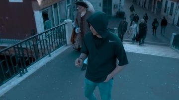Nike veste à Capuche, porté par Svaba Ortak dans son PAKI de la musique de la vidéo
