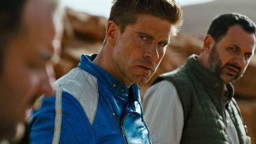Chaqueta de cuero azul usada por Richard (Kevin Janssens) en Revenge