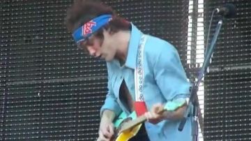 El pañuelo usado por Andrew Vanwyngarden durante un mgmt en vivo