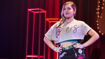 Lovers crop top in grey worn by Mia (Pilar Pascual) as seen in Go! Live Your Way (S01E01)