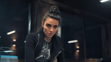 La camiseta gris que lleva Miriam Shepherd (Aiysha Hart) en Un descubrimiento de brujas (S01E05)