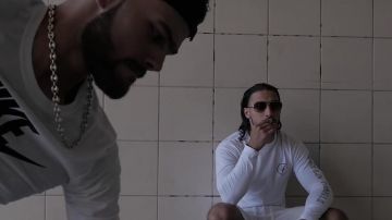 Collier chaîne comme on le voit dans Naha la musique de la vidéo de la PNL