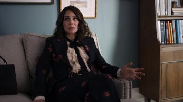 Los pantalones estampados usados por Sam Delmonico (Annie Parisse) en Friends from college S02E05