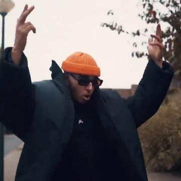 Le sweatshirt noir porté par Ico sur son compte Ins­ta­gram @Icos­qua