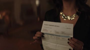 Collar Collar de manguito usado por Peach Salinger (Shay Mitchell) como se ve en YOU S01E06