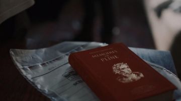 Le livre des Mémoires de Pline de Laurène Weiss (Suliane Brahim) dans Zone Blanche (S02E07)
