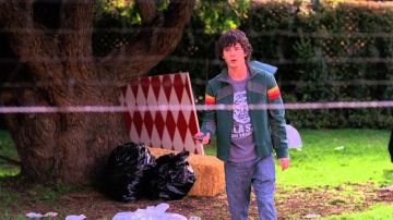 The green jacket of Axl Heck (Charlie McDermott) in The Middle S02E21