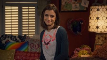 Gris Imprimé T-shirt porté par Ramona Gibbler (Soni Bringas) comme on le voit dans Fuller Maison S04E04