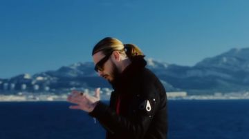 La chaqueta usada por SCH en el clip Personaje de Kofs