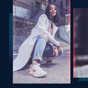 Le manteau blanc effet serpent de Cardi B sur le compte Instagram de @reebokmalaysia