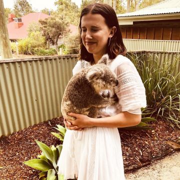 The white dress worn by Millie Bobby Brown on his account Instagram @milliebobbybrown