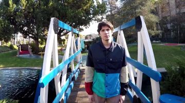 Colorblock chemise comme on le voit sur les Coulisses de la musique de la vidéo par se Vautre