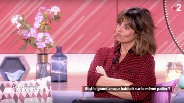 The cushion next to Faustine Bollaert in It starts today march 11, 2019