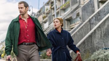 La chaqueta verde que lleva Gadi Becker (Alexander Skarsgård) en The Little Drummer Girl S01E01