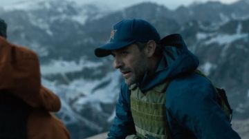 Blue softshell jacket worn by Santiago 'Pope' Garcia (Oscar Isaac) as seen in Triple Frontier