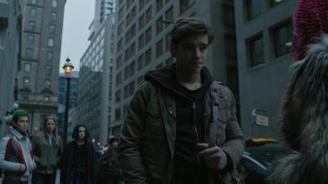 La veste de Dick Grayson (Brenton Thwaites) dans Titans S01E08