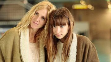 The coat oversize from Heloise (Sandrine Kiberlain) in My baby