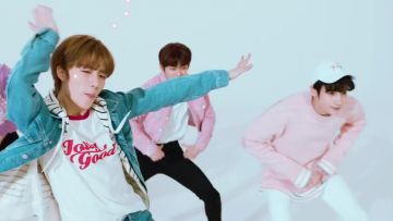 Le pull rose porté par Huening Kai dans le clip Crown des TXT