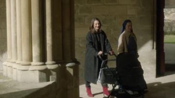 Les bottines rouges de Andréa Martel (Camille Cottin) dans Dix Pour Cent S03E05