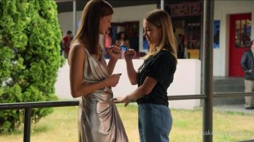 La veste portée par Emaline (Sydney Sweeney) dans Eve­ry­thing Sucks ! S01E10