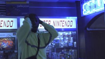 La sudadera verde usada por Youv Dee en su video musical de apertura