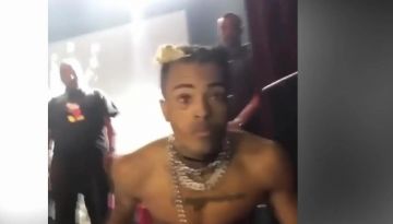 The chain worn by XXXTentacion in the video XxxTentacion FUNNY MOMENTS - Best Compilation