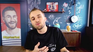 Le t-shirt Lost Paradise porté par Squeezie dans sa vidéo YouTube La na­ture est sur­pre­nante (genre ce crabe)