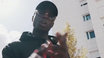 Les lunettes de soleil Versace portées par Ninho dans son clip Roro
