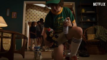 The green t-shirt "Camp" know where" by Dustin Henderson (Gaten Matarazzo) in Stranger Things Season 3