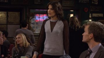 The t-shirt, long-sleeved, Robin Scherbatsky (Cobie Smulders) in How I Met Your Mother S08E17