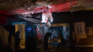 Le survêtement blanc de N.O.S. dans le clip Au DD de PNL