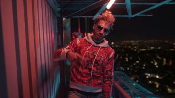 Le sweatshirt à capuche rouge et blanc de N.O.S dans le clip Au DD de PNL