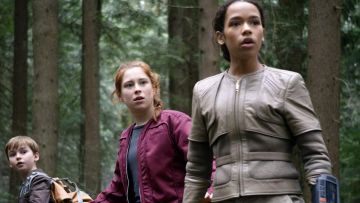 La veste beige de Judy Robinson (Taylor Russell) dans Perdus dans l'espace S01E04