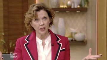 Rose Blazer porté par Annette Bening à VIVRE avec Kelly et Ryan 28 février 2019