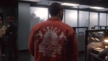 Le blouson bomber rouge à motif asiatique de Karim Washington (Kingsley Ben-Adir) dans The OA S02E02