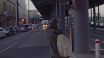 Mochila usada por Finn Wolfhard en el video musical de Greyhound de Calpurnia