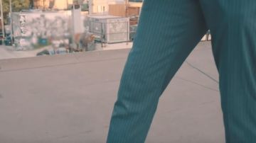 Le pantalon bleu turquoise de Jeremy Zucker dans son clip Comethru