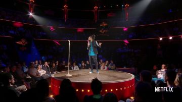 Le pantalon sarouel de Fary dans son spectacle Fary Is the New Black sur Netflix